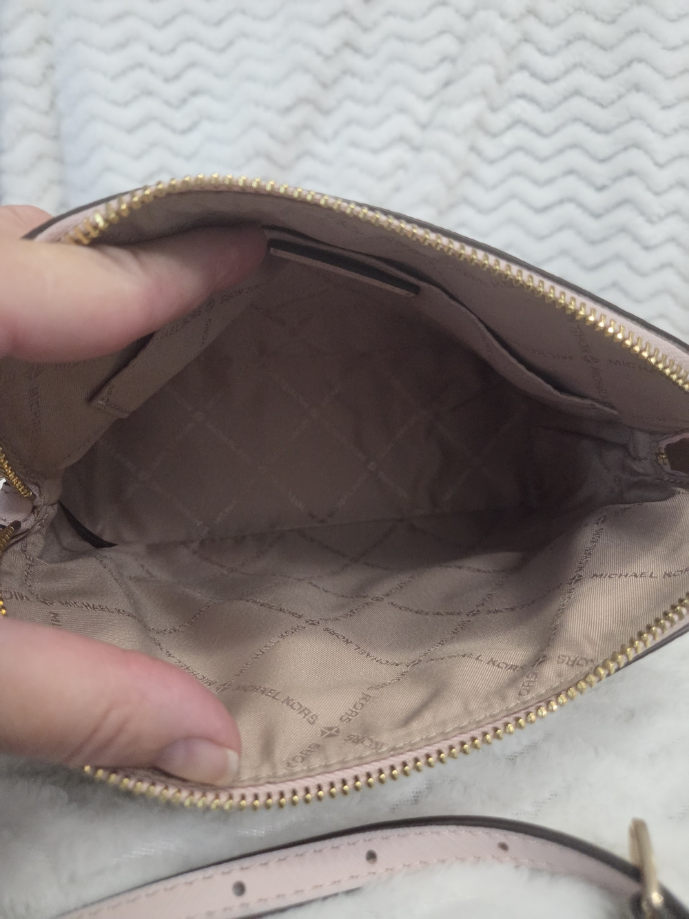 Michael Kors Beige/Gold MK Jet Set Crossbody Bag - Picture 5 of 6